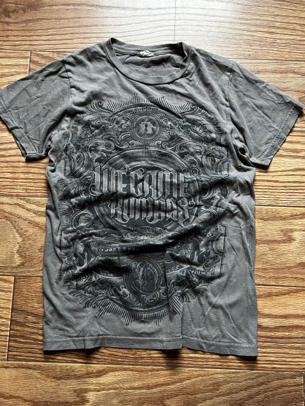 y2k grunge graphic tee gray Bay Island second hand